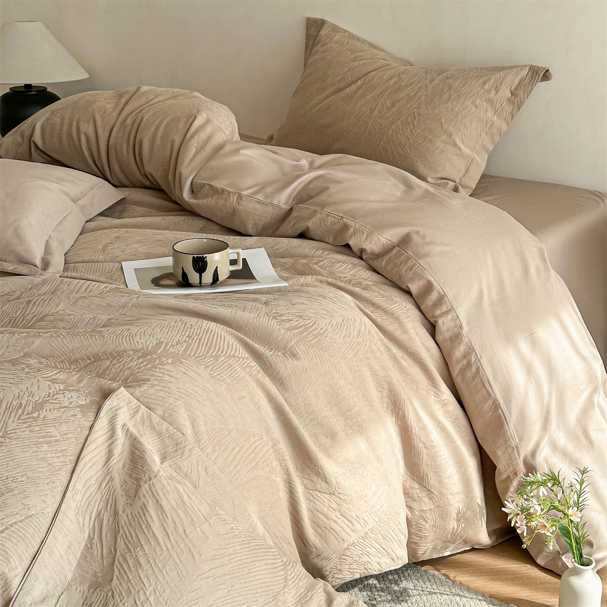 91家纺网 家纺一手货源 找家纺 笙意家纺 2025新款全棉纯棉60水洗亮面浮雕立体提花四件套 暗影羽织-金属灰