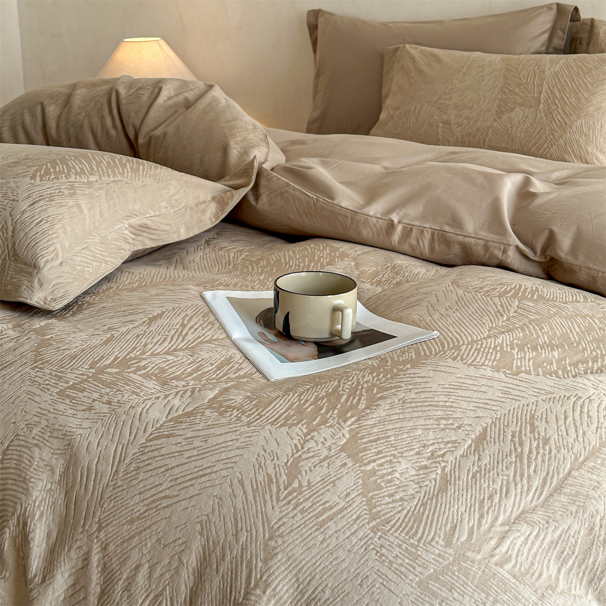 91家纺网 家纺一手货源 找家纺 笙意家纺 2025新款全棉纯棉60水洗亮面浮雕立体提花四件套 暗影羽织-金属灰