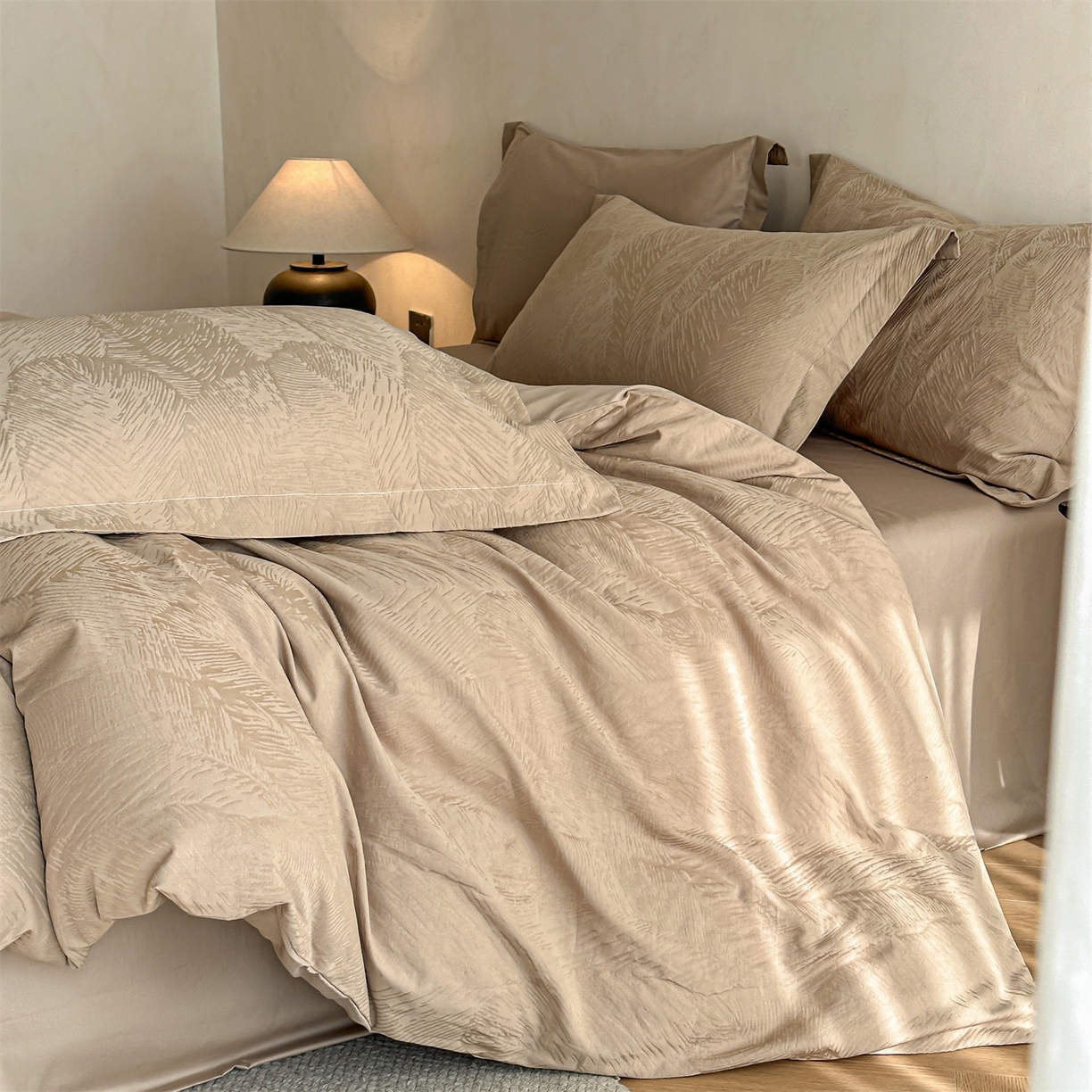 91家纺网 家纺一手货源 找家纺 笙意家纺 2025新款全棉纯棉60水洗亮面浮雕立体提花四件套 暗影羽织-金属灰