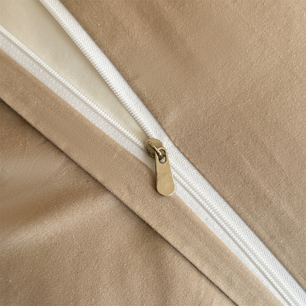 91家纺网 家纺一手货源 找家纺 笙意家纺 2025新款全棉纯棉60水洗亮面浮雕立体提花四件套 暗影羽织-金属灰