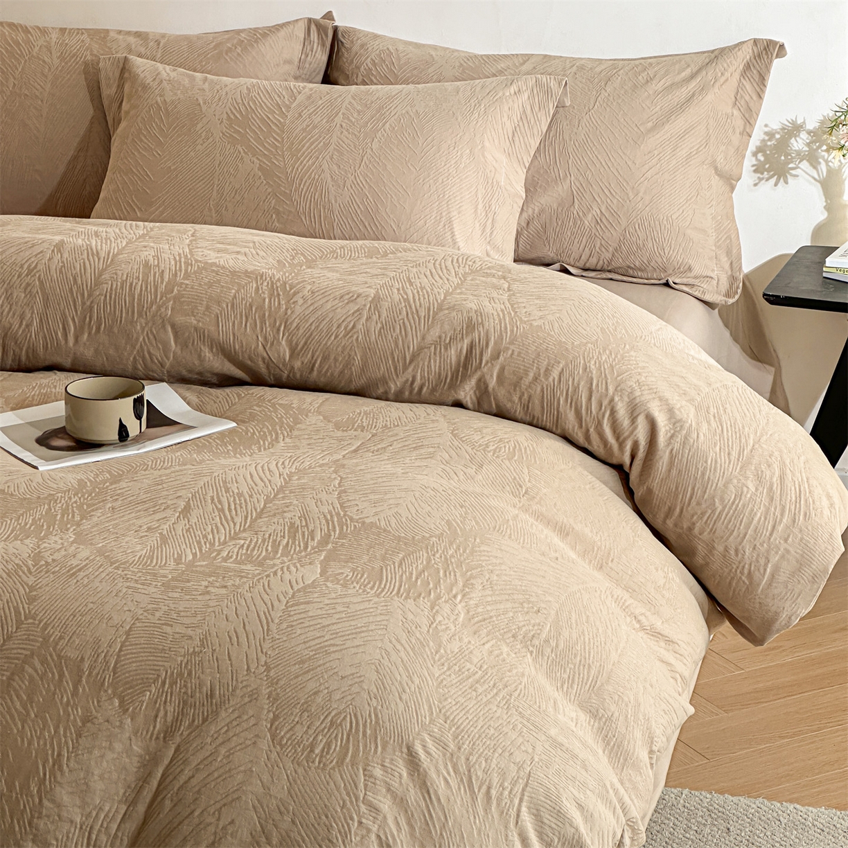 91家纺网 家纺一手货源 找家纺 笙意家纺 2025新款全棉纯棉60水洗亮面浮雕立体提花四件套 暗影羽织-金属灰