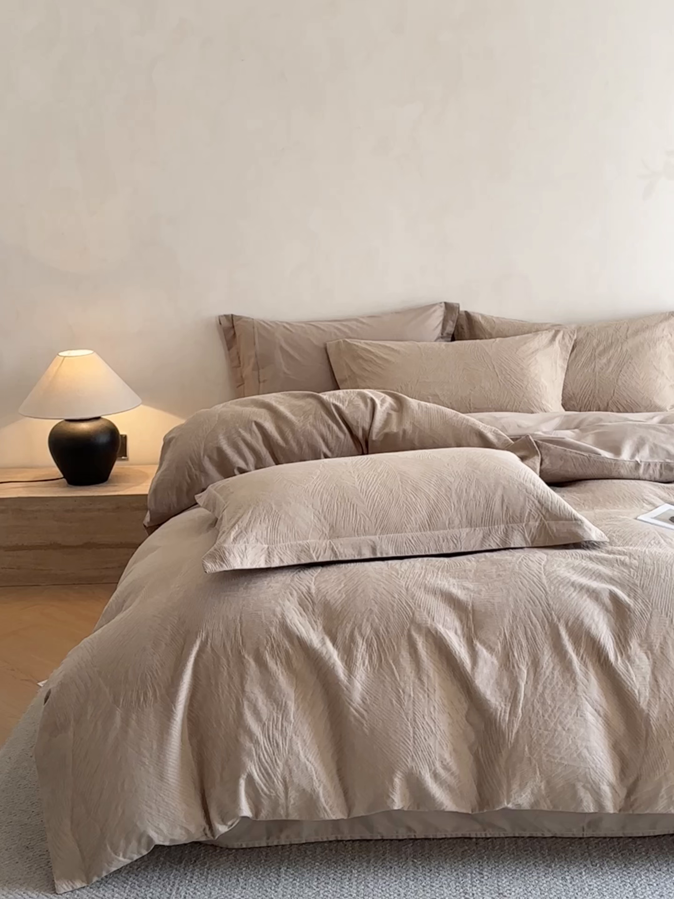 91家纺网 家纺一手货源 找家纺 笙意家纺 2025新款全棉纯棉60水洗亮面浮雕立体提花四件套 暗影羽织-金属灰