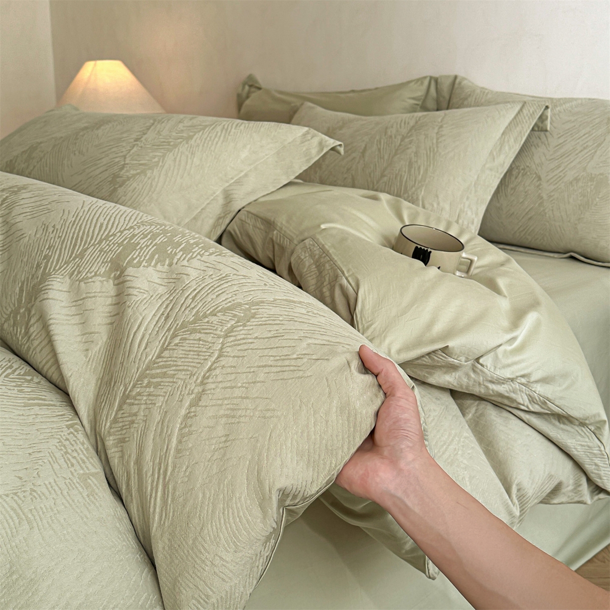 91家纺网 家纺一手货源 找家纺 笙意家纺 2025新款全棉纯棉60水洗亮面浮雕立体提花四件套 暗影羽织-奶绿