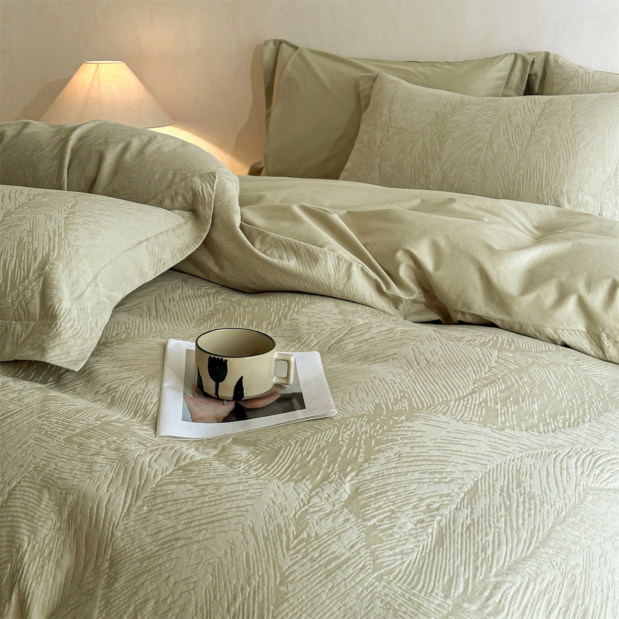 91家纺网 家纺一手货源 找家纺 笙意家纺 2025新款全棉纯棉60水洗亮面浮雕立体提花四件套 暗影羽织-奶绿