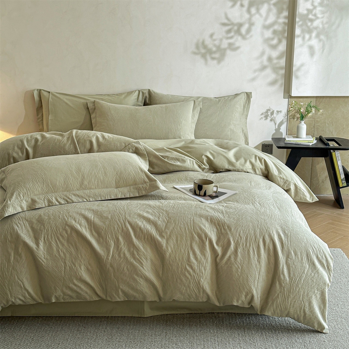 91家纺网 家纺一手货源 找家纺 笙意家纺 2025新款全棉纯棉60水洗亮面浮雕立体提花四件套 暗影羽织-奶绿