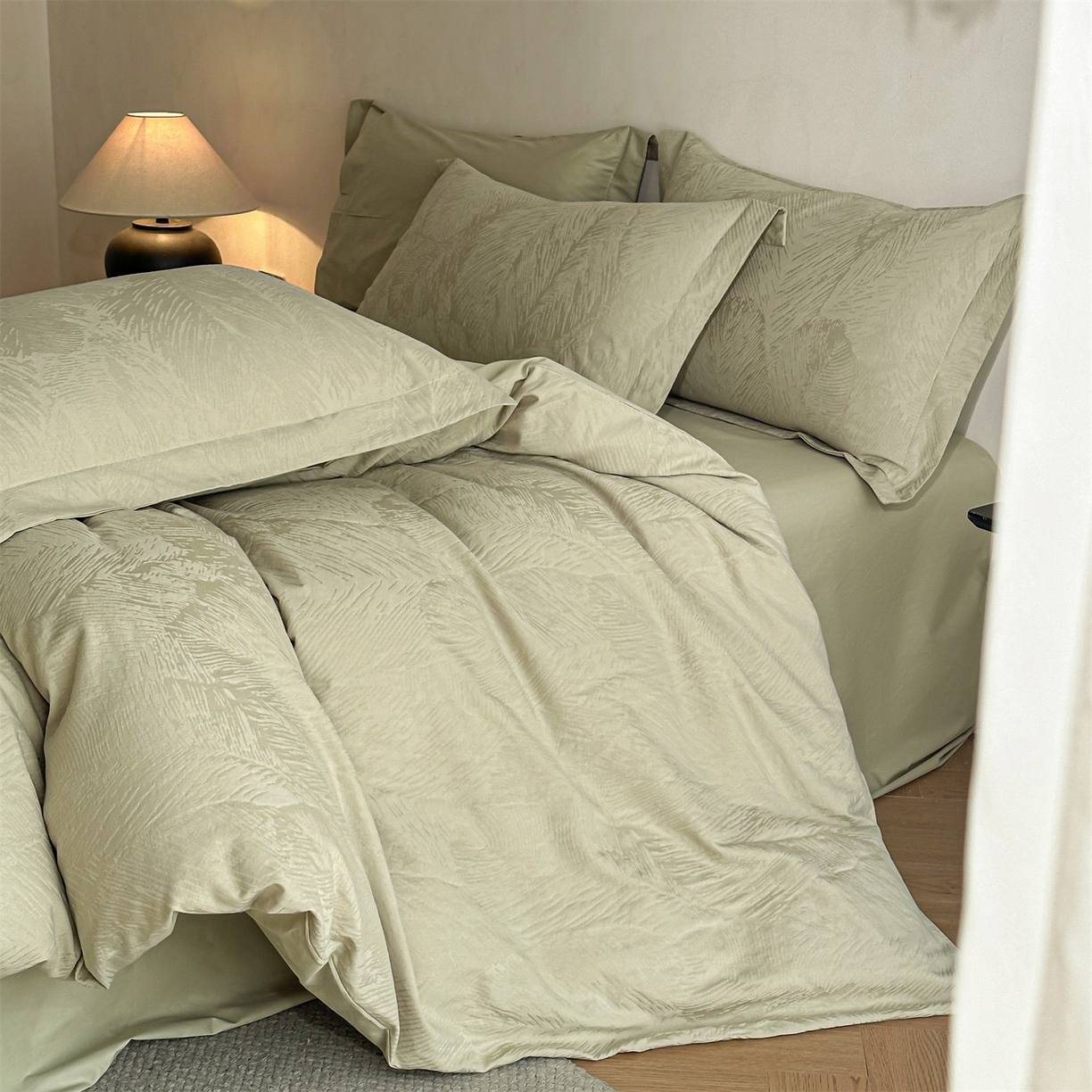 91家纺网 家纺一手货源 找家纺 笙意家纺 2025新款全棉纯棉60水洗亮面浮雕立体提花四件套 暗影羽织-奶绿