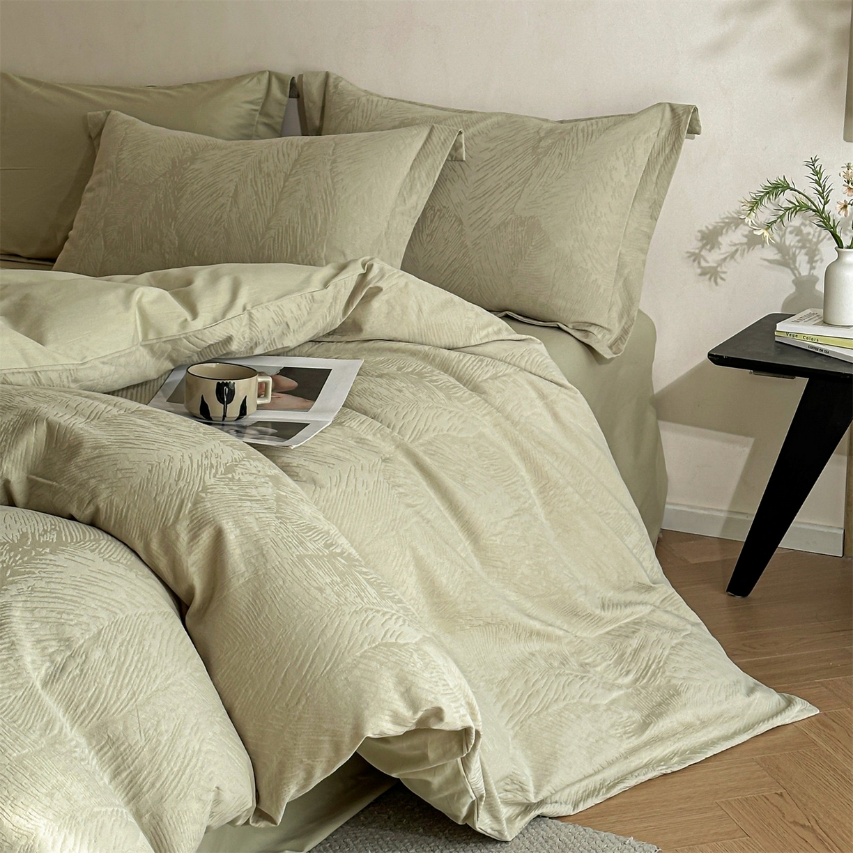 91家纺网 家纺一手货源 找家纺 笙意家纺 2025新款全棉纯棉60水洗亮面浮雕立体提花四件套 暗影羽织-奶绿