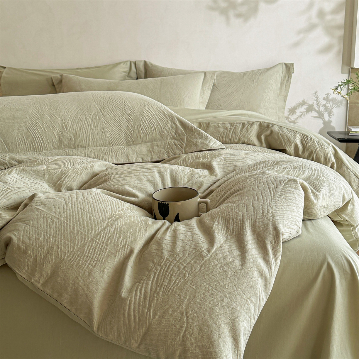 91家纺网 家纺一手货源 找家纺 笙意家纺 2025新款全棉纯棉60水洗亮面浮雕立体提花四件套 暗影羽织-奶绿