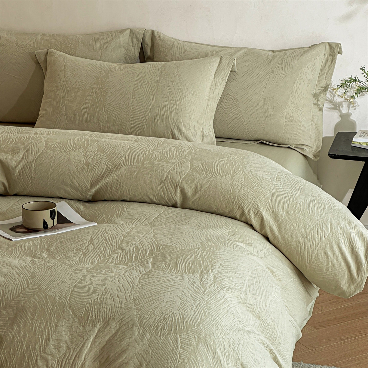 91家纺网 家纺一手货源 找家纺 笙意家纺 2025新款全棉纯棉60水洗亮面浮雕立体提花四件套 暗影羽织-奶绿