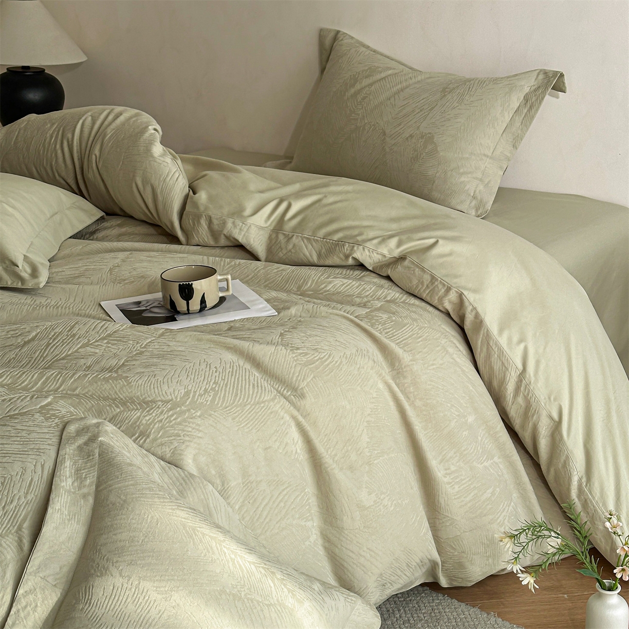 91家纺网 家纺一手货源 找家纺 笙意家纺 2025新款全棉纯棉60水洗亮面浮雕立体提花四件套 暗影羽织-奶绿