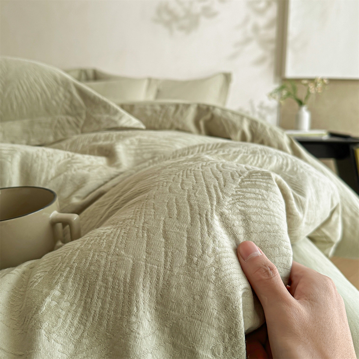 91家纺网 家纺一手货源 找家纺 笙意家纺 2025新款全棉纯棉60水洗亮面浮雕立体提花四件套 暗影羽织-奶绿