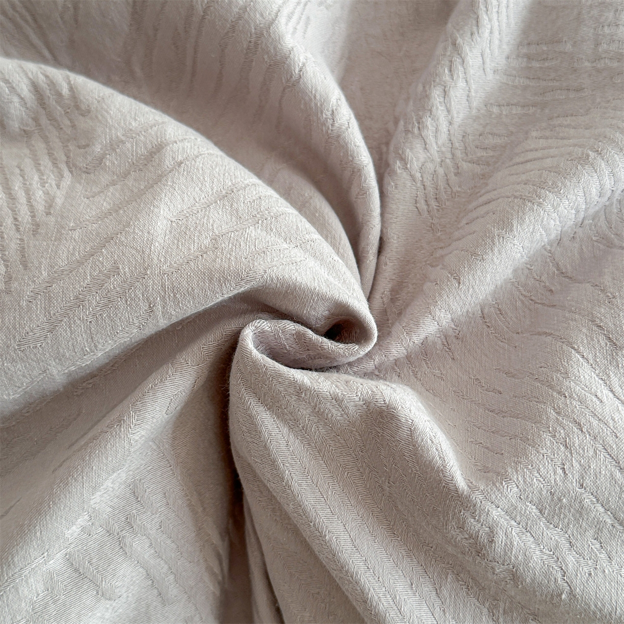 91家纺网 家纺一手货源 找家纺 笙意家纺 2025新款全棉纯棉60水洗亮面浮雕立体提花四件套 暗影羽织-银灰