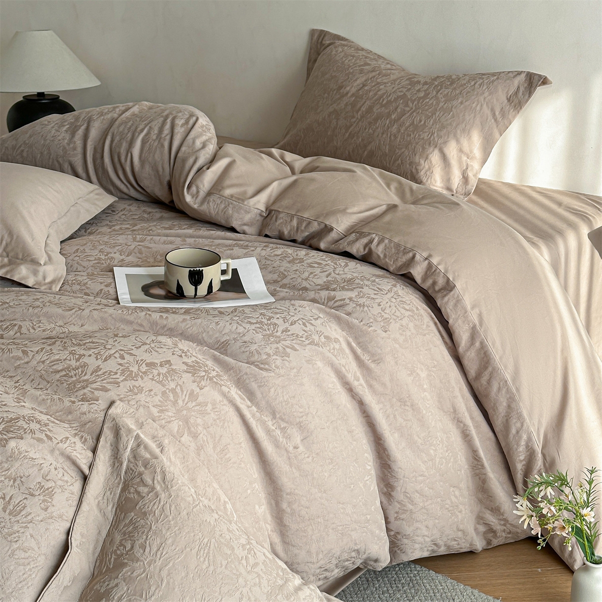 91家纺网 家纺一手货源 找家纺 笙意家纺 2025新款全棉纯棉60水洗亮面浮雕立体提花四件套 梵花绘-金属灰