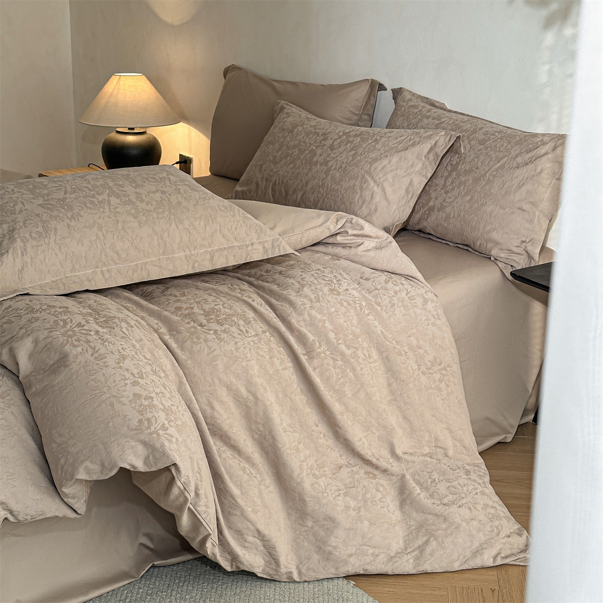 91家纺网 家纺一手货源 找家纺 笙意家纺 2025新款全棉纯棉60水洗亮面浮雕立体提花四件套 梵花绘-金属灰