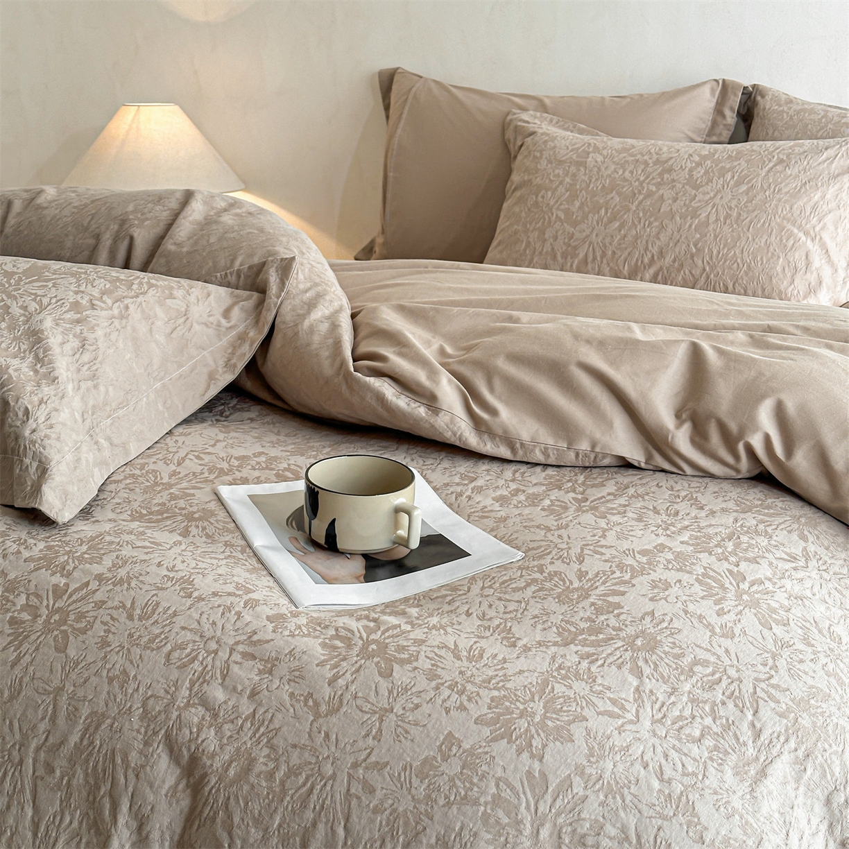 91家纺网 家纺一手货源 找家纺 笙意家纺 2025新款全棉纯棉60水洗亮面浮雕立体提花四件套 梵花绘-金属灰