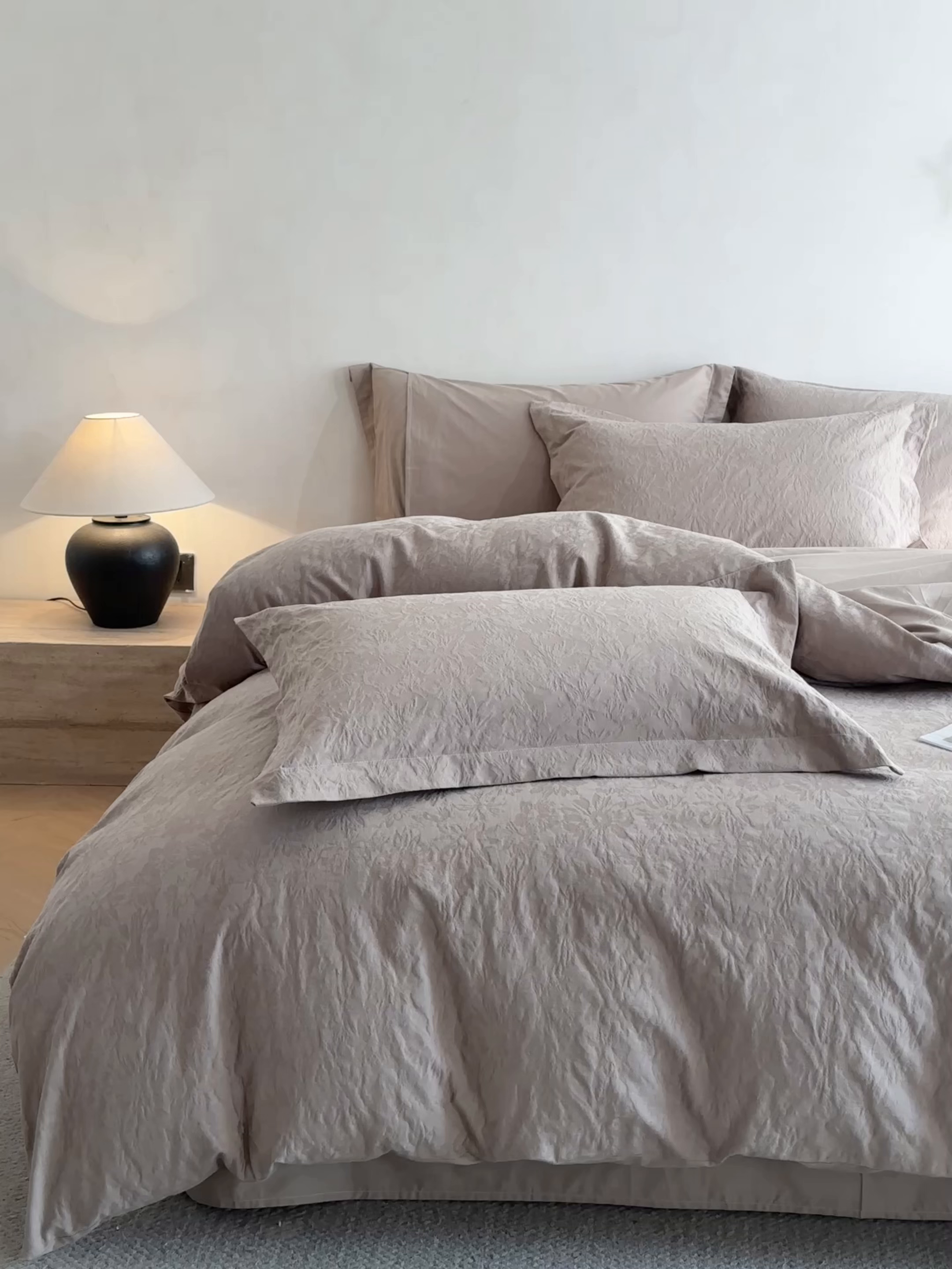 91家纺网 家纺一手货源 找家纺 笙意家纺 2025新款全棉纯棉60水洗亮面浮雕立体提花四件套 梵花绘-金属灰