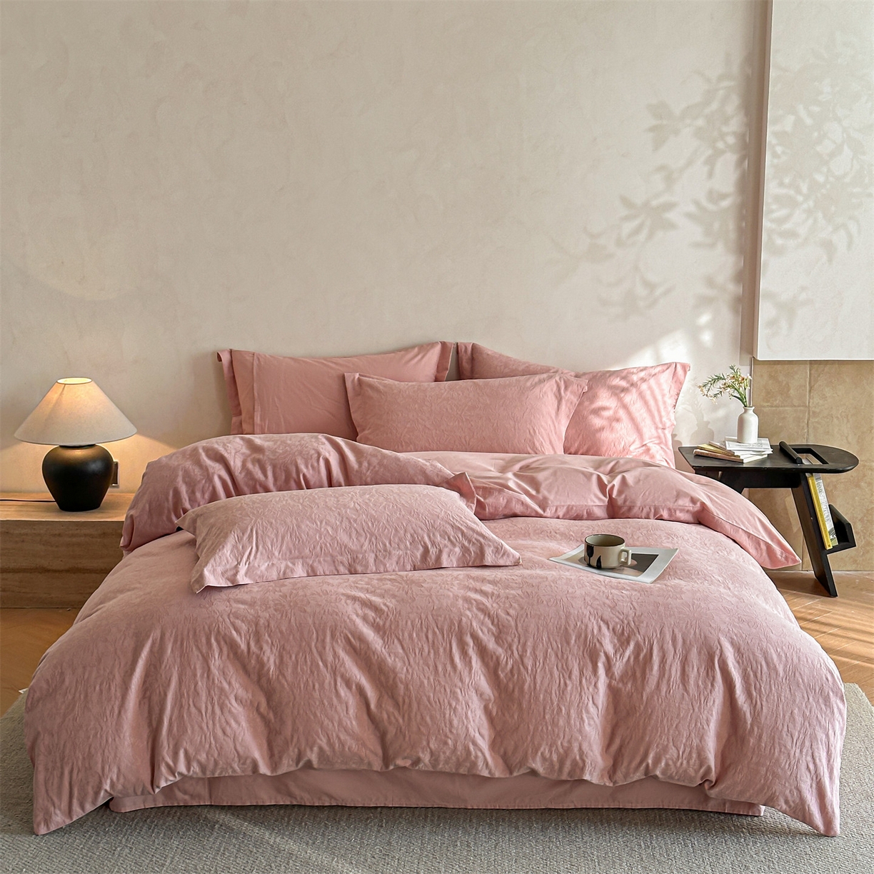 91家纺网 家纺一手货源 找家纺 笙意家纺 2025新款全棉纯棉60水洗亮面浮雕立体提花四件套 梵花绘-浓粉