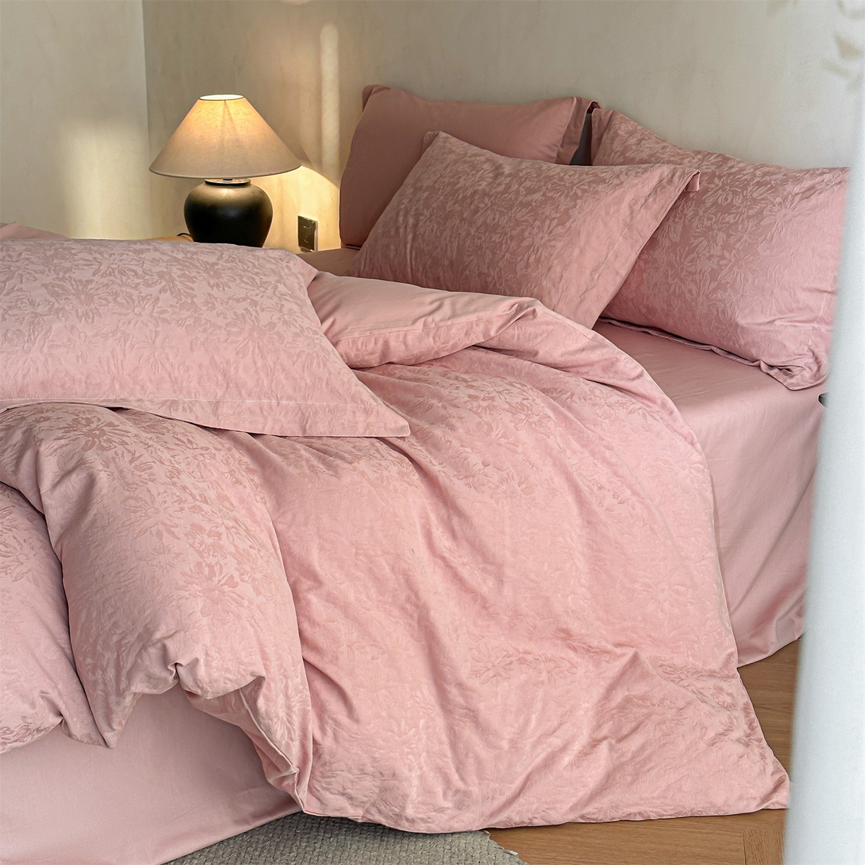 91家纺网 家纺一手货源 找家纺 笙意家纺 2025新款全棉纯棉60水洗亮面浮雕立体提花四件套 梵花绘-浓粉