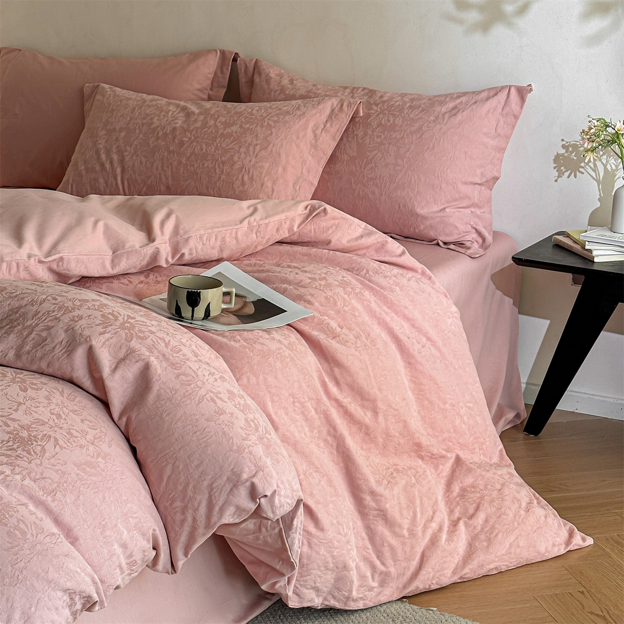 91家纺网 家纺一手货源 找家纺 笙意家纺 2025新款全棉纯棉60水洗亮面浮雕立体提花四件套 梵花绘-浓粉