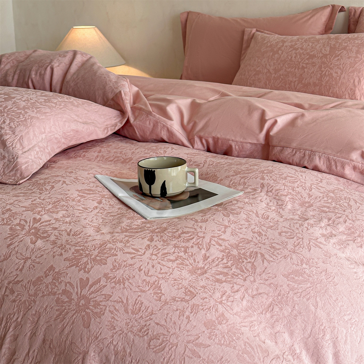 91家纺网 家纺一手货源 找家纺 笙意家纺 2025新款全棉纯棉60水洗亮面浮雕立体提花四件套 梵花绘-浓粉