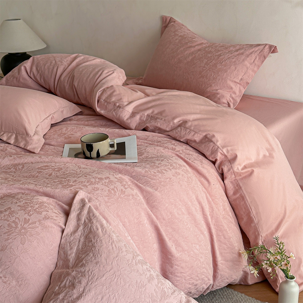 91家纺网 家纺一手货源 找家纺 笙意家纺 2025新款全棉纯棉60水洗亮面浮雕立体提花四件套 梵花绘-浓粉