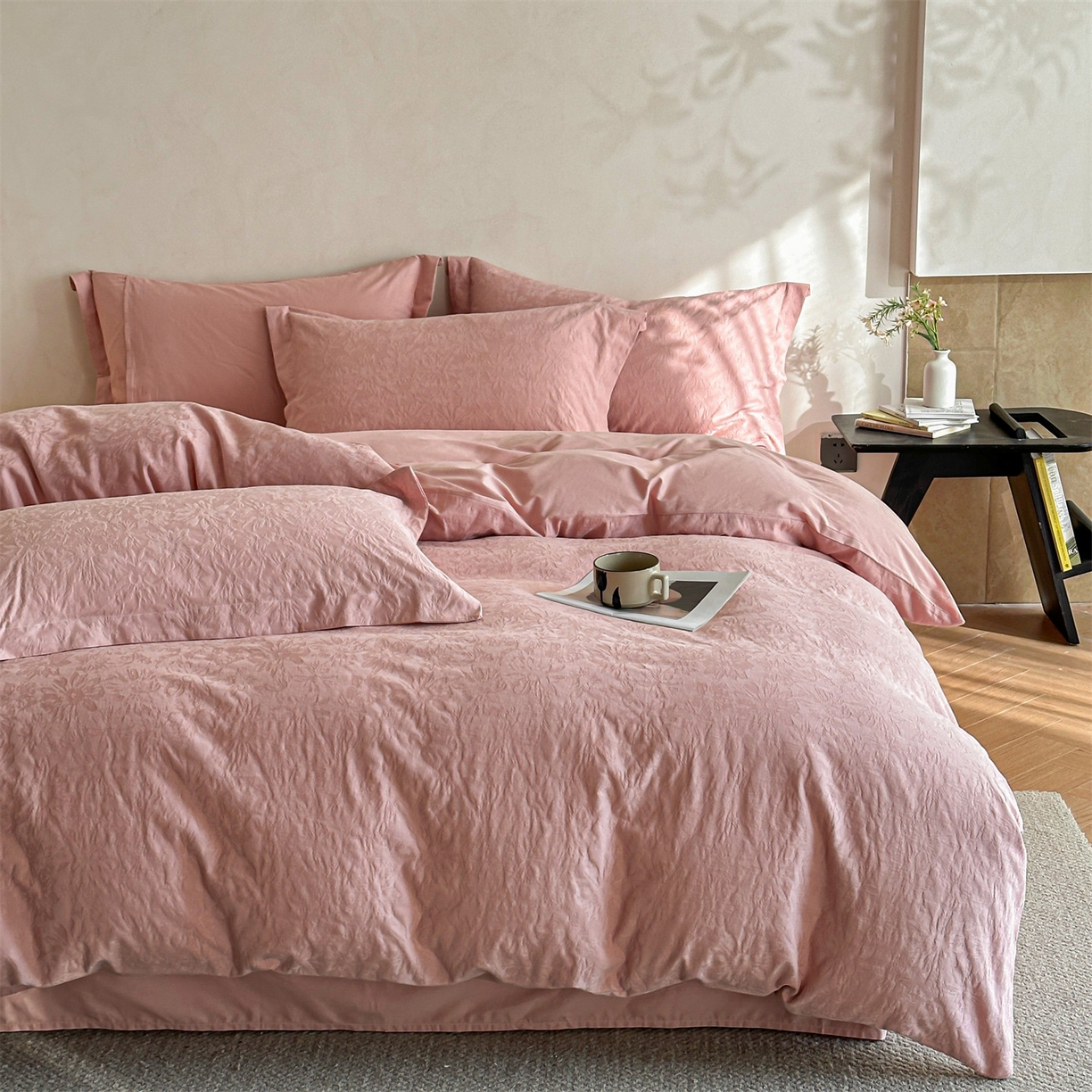 91家纺网 家纺一手货源 找家纺 笙意家纺 2025新款全棉纯棉60水洗亮面浮雕立体提花四件套 梵花绘-浓粉