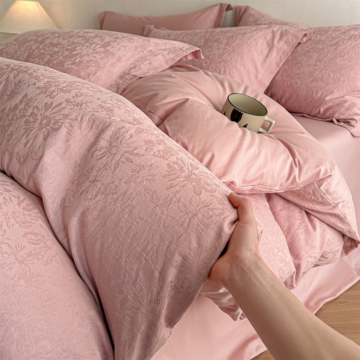 91家纺网 家纺一手货源 找家纺 笙意家纺 2025新款全棉纯棉60水洗亮面浮雕立体提花四件套 梵花绘-浓粉