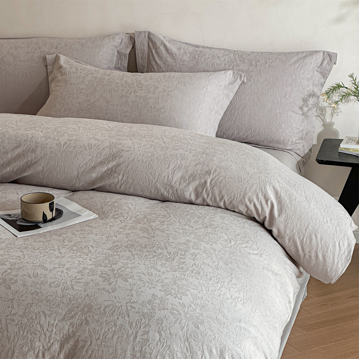 91家纺网 家纺一手货源 找家纺 笙意家纺 2025新款全棉纯棉60水洗亮面浮雕立体提花四件套 梵花绘-银灰