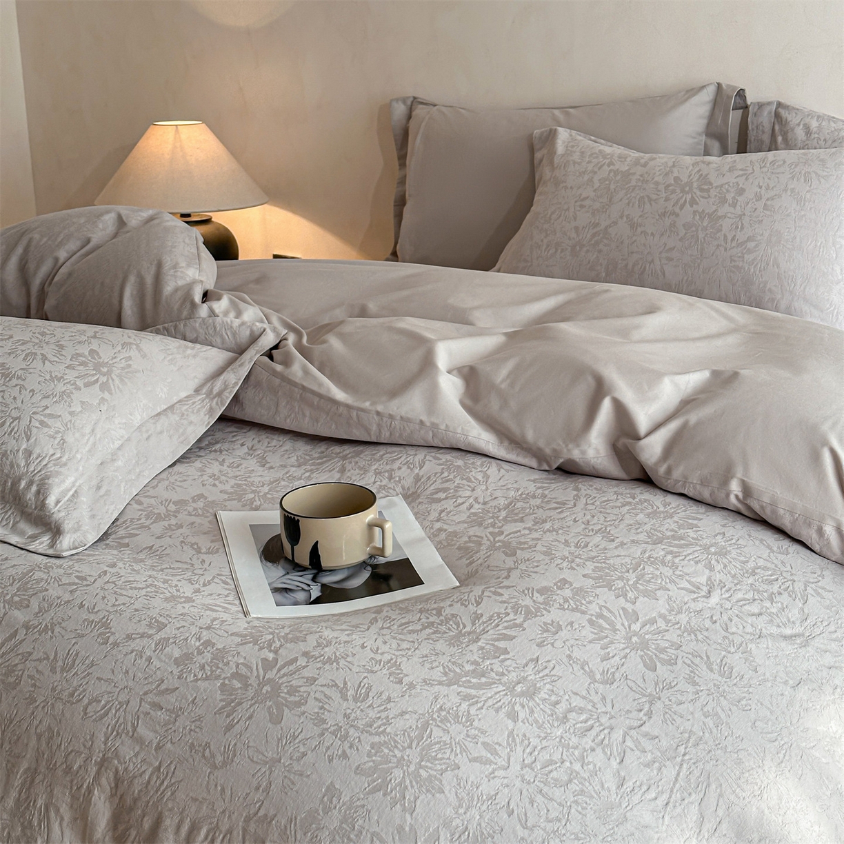 91家纺网 家纺一手货源 找家纺 笙意家纺 2025新款全棉纯棉60水洗亮面浮雕立体提花四件套 梵花绘-银灰