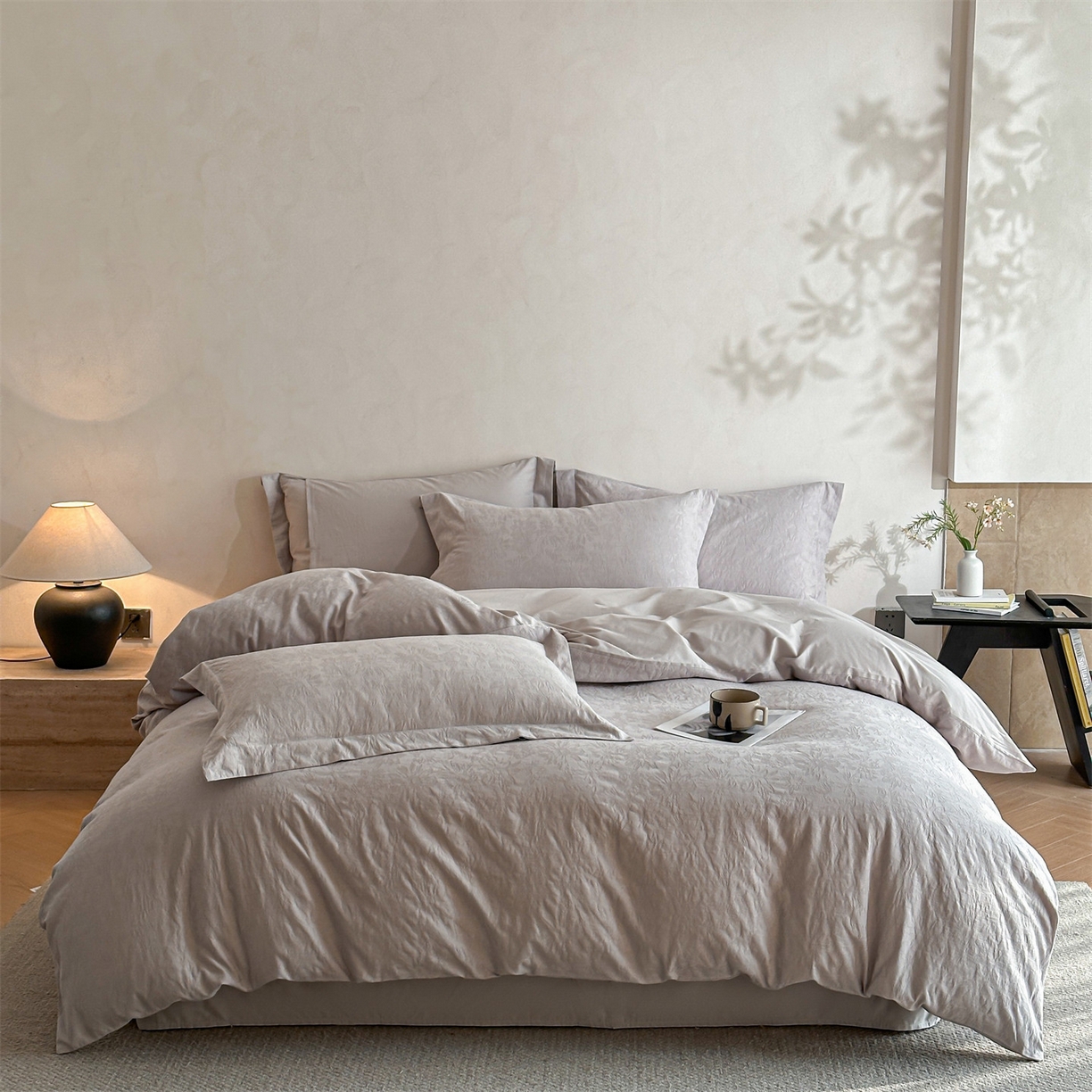 91家纺网 家纺一手货源 找家纺 笙意家纺 2025新款全棉纯棉60水洗亮面浮雕立体提花四件套 梵花绘-银灰