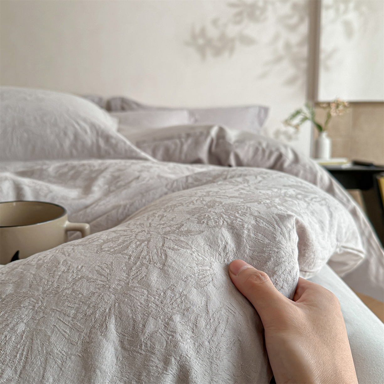 91家纺网 家纺一手货源 找家纺 笙意家纺 2025新款全棉纯棉60水洗亮面浮雕立体提花四件套 梵花绘-银灰