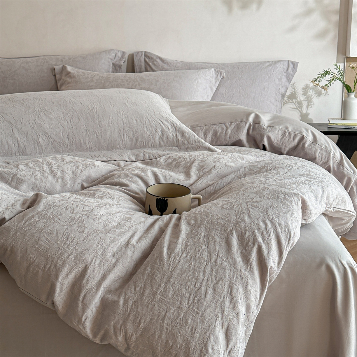 91家纺网 家纺一手货源 找家纺 笙意家纺 2025新款全棉纯棉60水洗亮面浮雕立体提花四件套 梵花绘-银灰