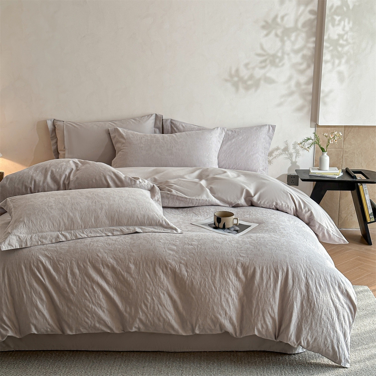 91家纺网 家纺一手货源 找家纺 笙意家纺 2025新款全棉纯棉60水洗亮面浮雕立体提花四件套 梵花绘-银灰