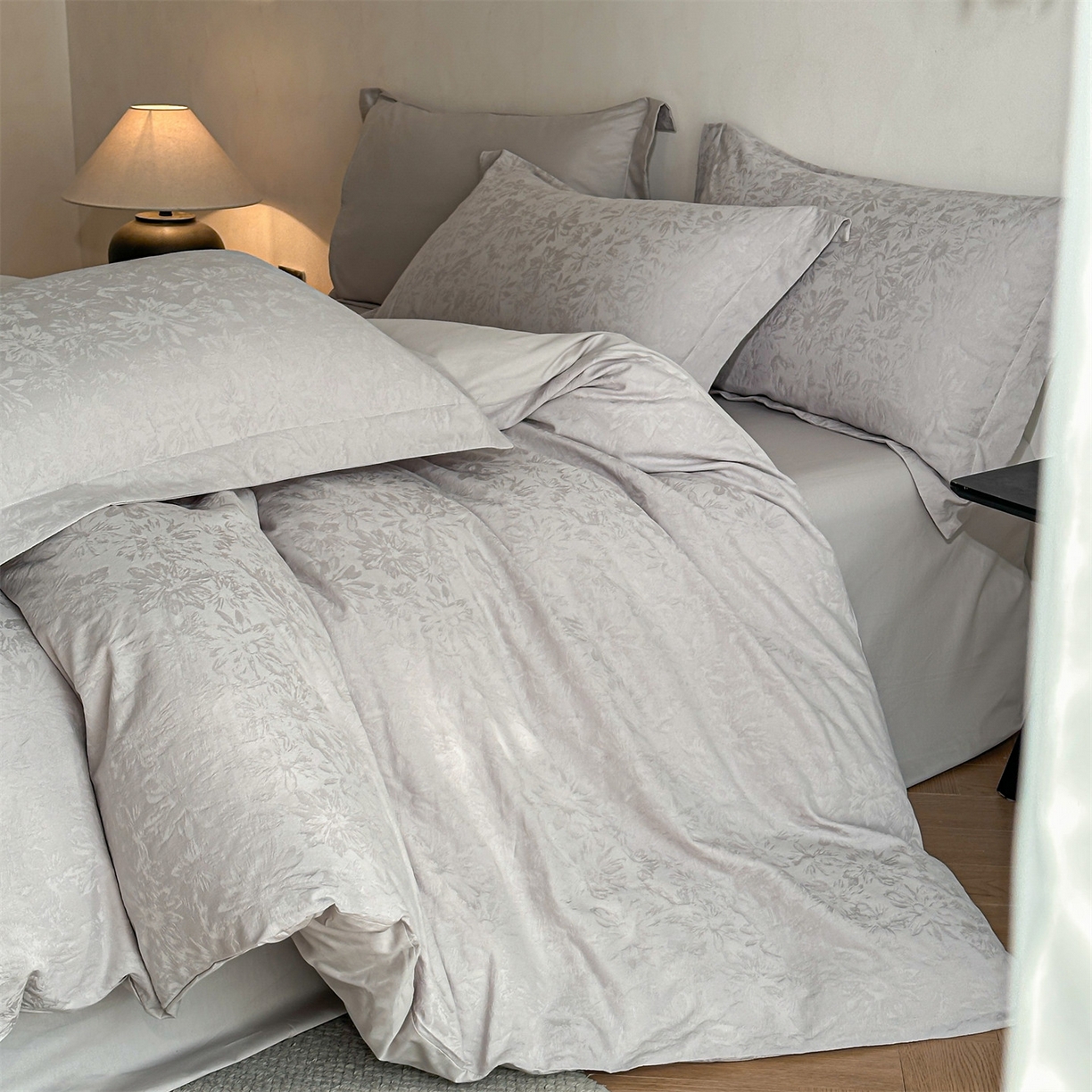 91家纺网 家纺一手货源 找家纺 笙意家纺 2025新款全棉纯棉60水洗亮面浮雕立体提花四件套 梵花绘-银灰