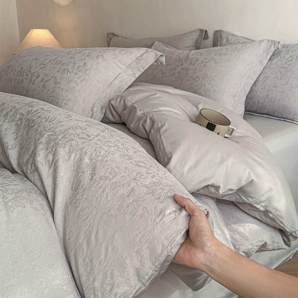 91家纺网 家纺一手货源 找家纺 笙意家纺 2025新款全棉纯棉60水洗亮面浮雕立体提花四件套 梵花绘-银灰