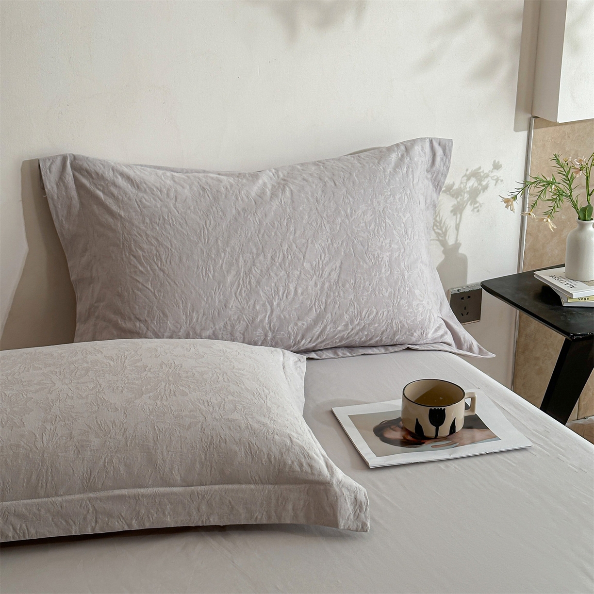 91家纺网 家纺一手货源 找家纺 笙意家纺 2025新款全棉纯棉60水洗亮面浮雕立体提花四件套 梵花绘-银灰