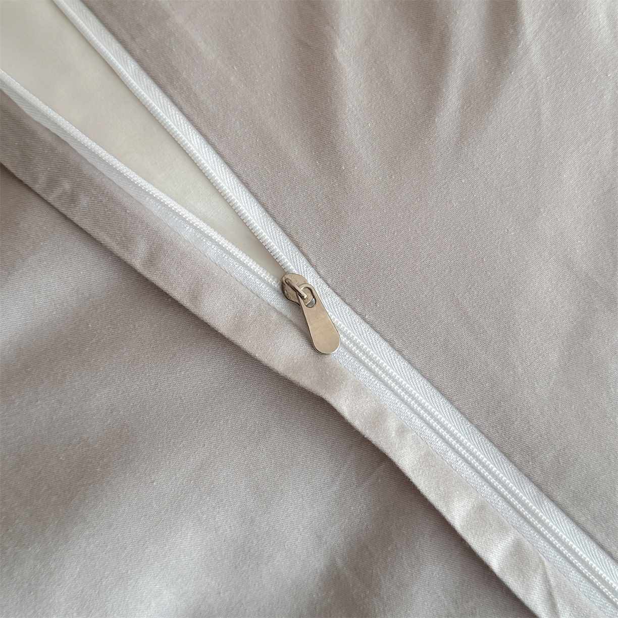 91家纺网 家纺一手货源 找家纺 笙意家纺 2025新款全棉纯棉60水洗亮面浮雕立体提花四件套 梵花绘-银灰