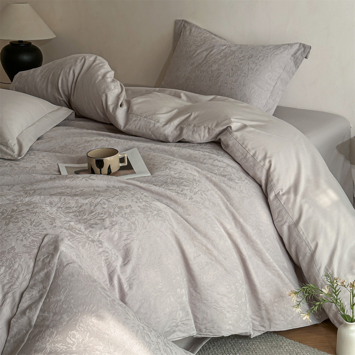 91家纺网 家纺一手货源 找家纺 笙意家纺 2025新款全棉纯棉60水洗亮面浮雕立体提花四件套 梵花绘-银灰