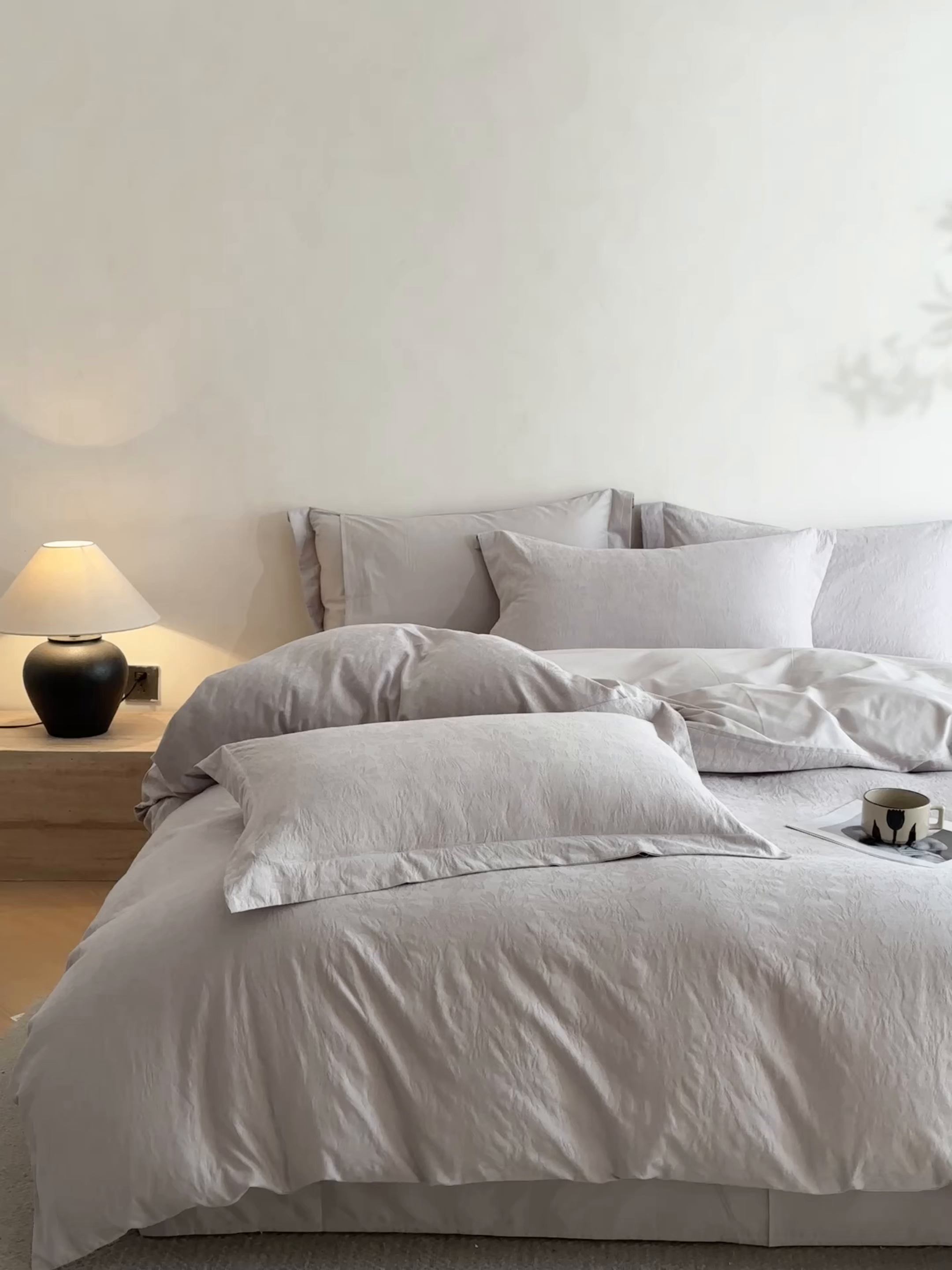 91家纺网 家纺一手货源 找家纺 笙意家纺 2025新款全棉纯棉60水洗亮面浮雕立体提花四件套 梵花绘-银灰