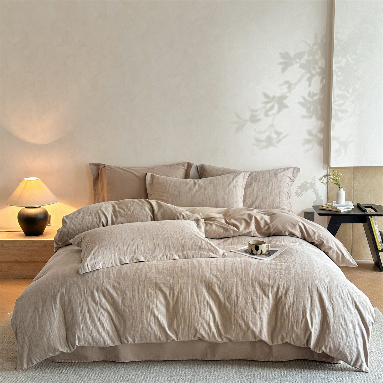 91家纺网 家纺一手货源 找家纺 笙意家纺 2025新款全棉纯棉60水洗亮面浮雕立体提花四件套 里约-金属灰