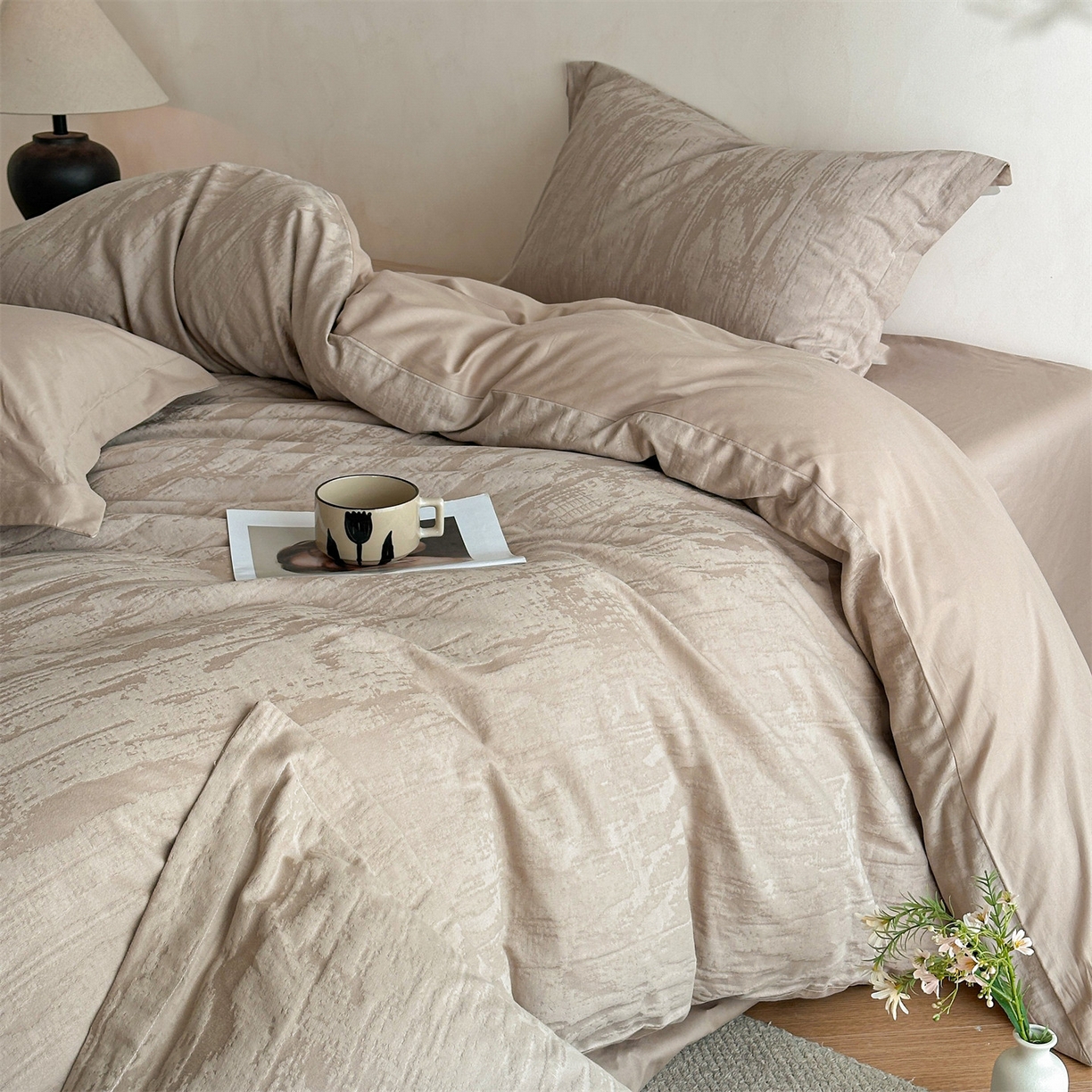 91家纺网 家纺一手货源 找家纺 笙意家纺 2025新款全棉纯棉60水洗亮面浮雕立体提花四件套 里约-金属灰