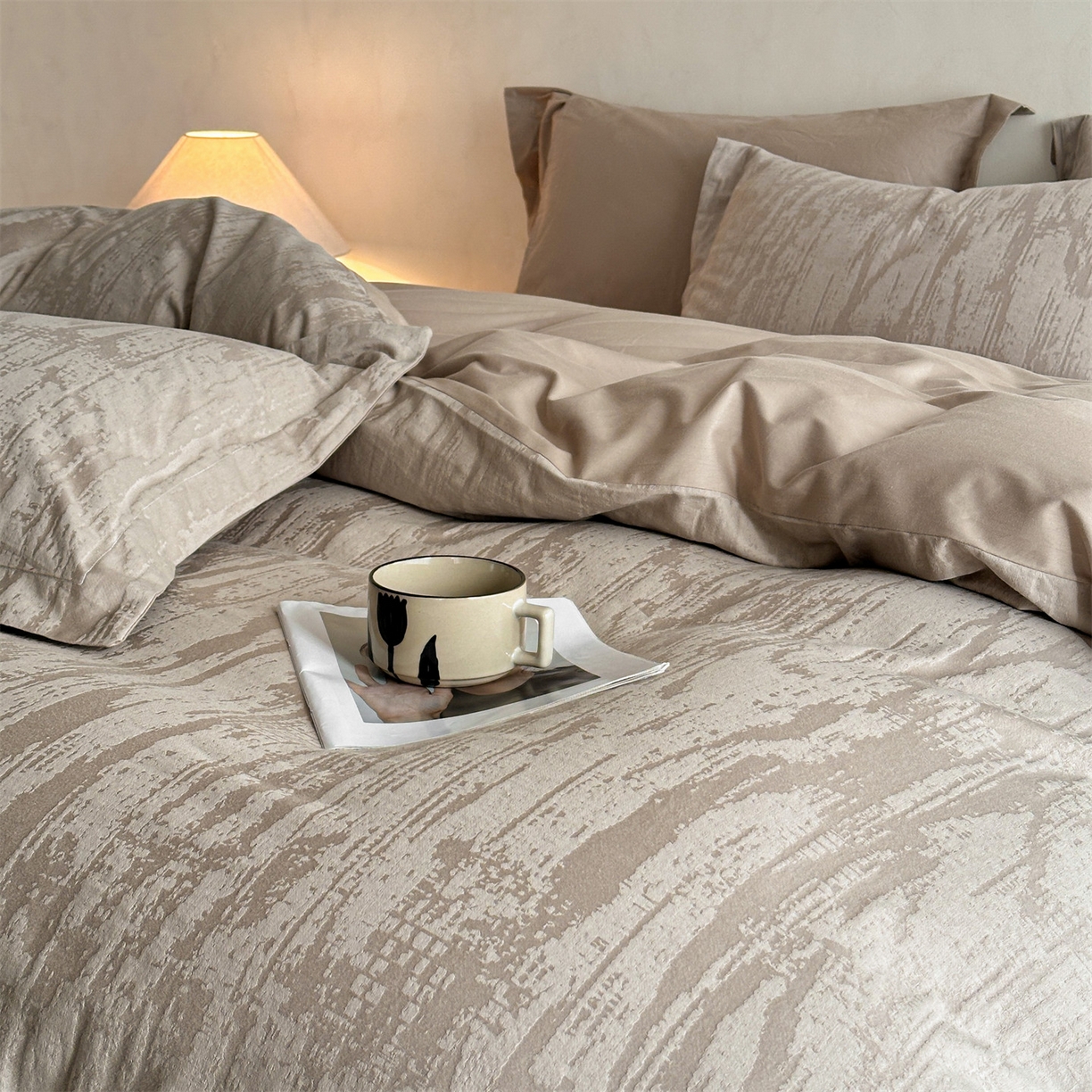 91家纺网 家纺一手货源 找家纺 笙意家纺 2025新款全棉纯棉60水洗亮面浮雕立体提花四件套 里约-金属灰