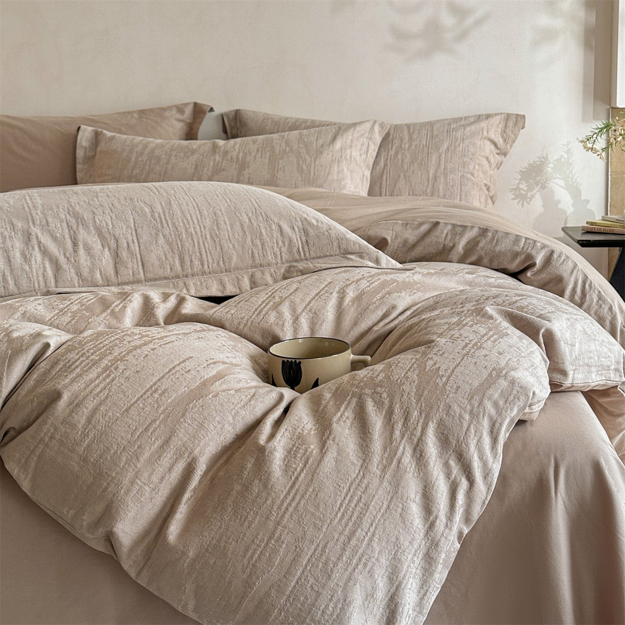 91家纺网 家纺一手货源 找家纺 笙意家纺 2025新款全棉纯棉60水洗亮面浮雕立体提花四件套 里约-金属灰