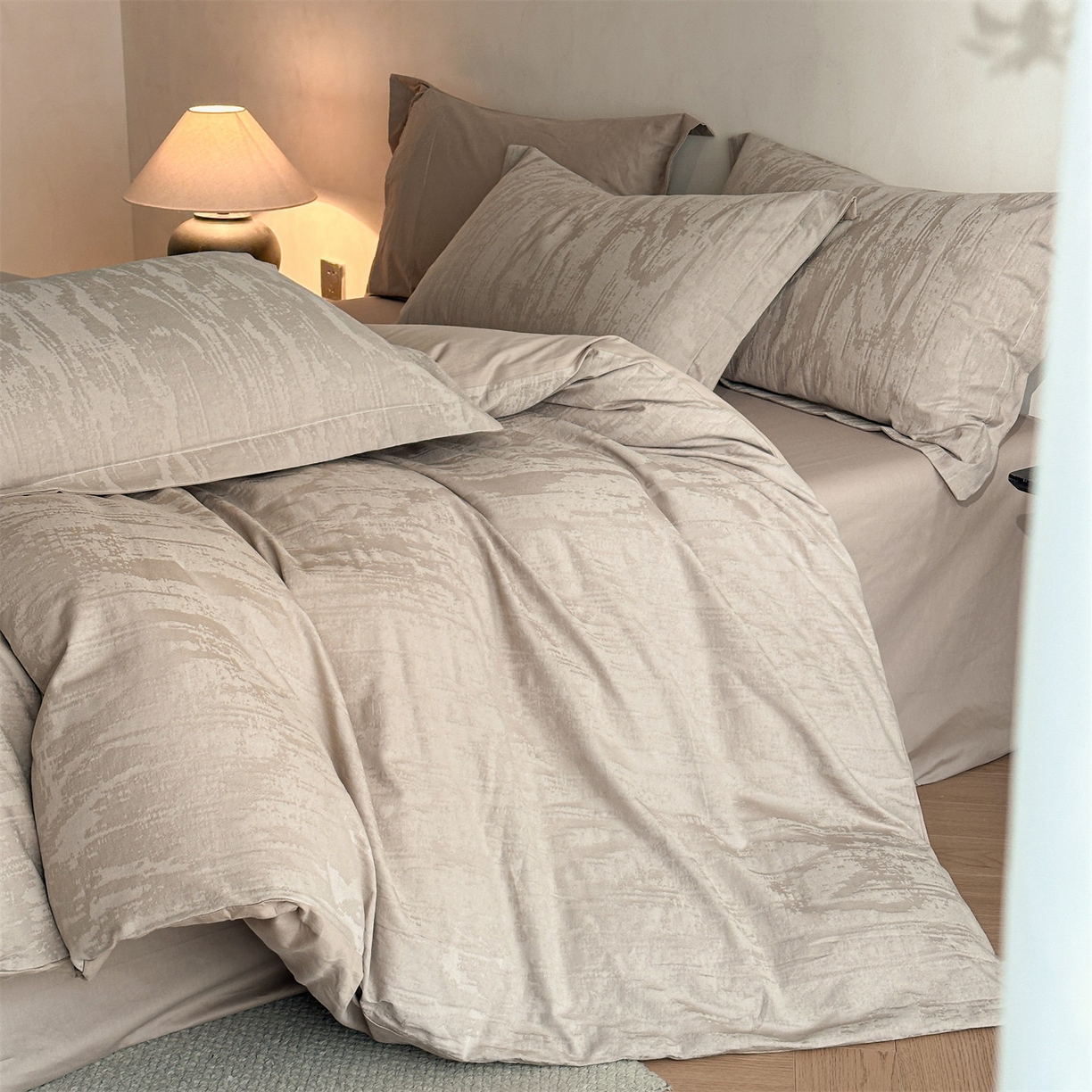 91家纺网 家纺一手货源 找家纺 笙意家纺 2025新款全棉纯棉60水洗亮面浮雕立体提花四件套 里约-金属灰