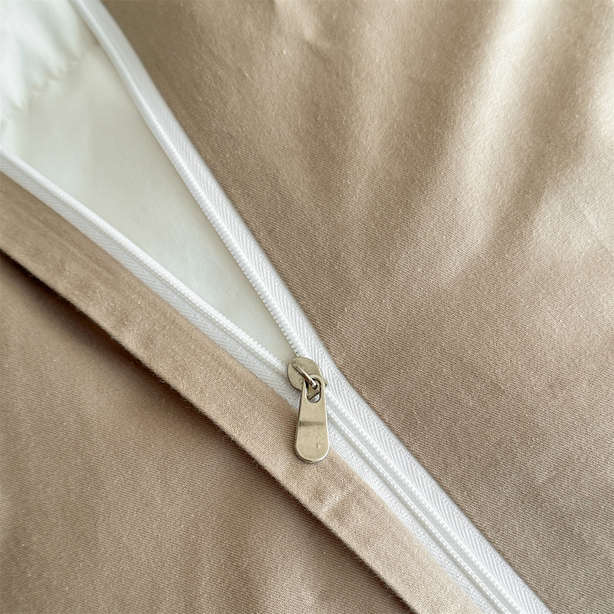 91家纺网 家纺一手货源 找家纺 笙意家纺 2025新款全棉纯棉60水洗亮面浮雕立体提花四件套 里约-金属灰