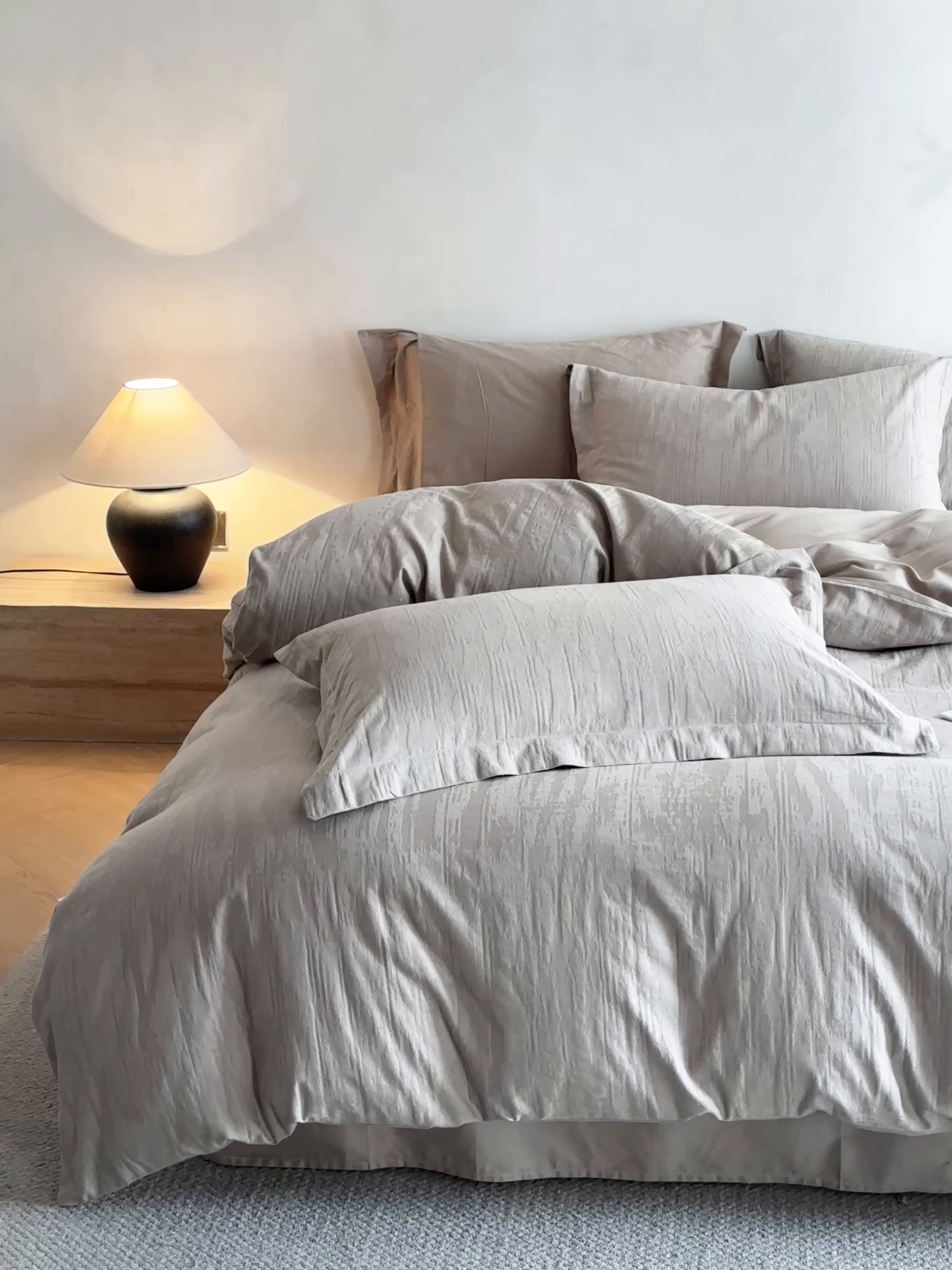 91家纺网 家纺一手货源 找家纺 笙意家纺 2025新款全棉纯棉60水洗亮面浮雕立体提花四件套 里约-金属灰