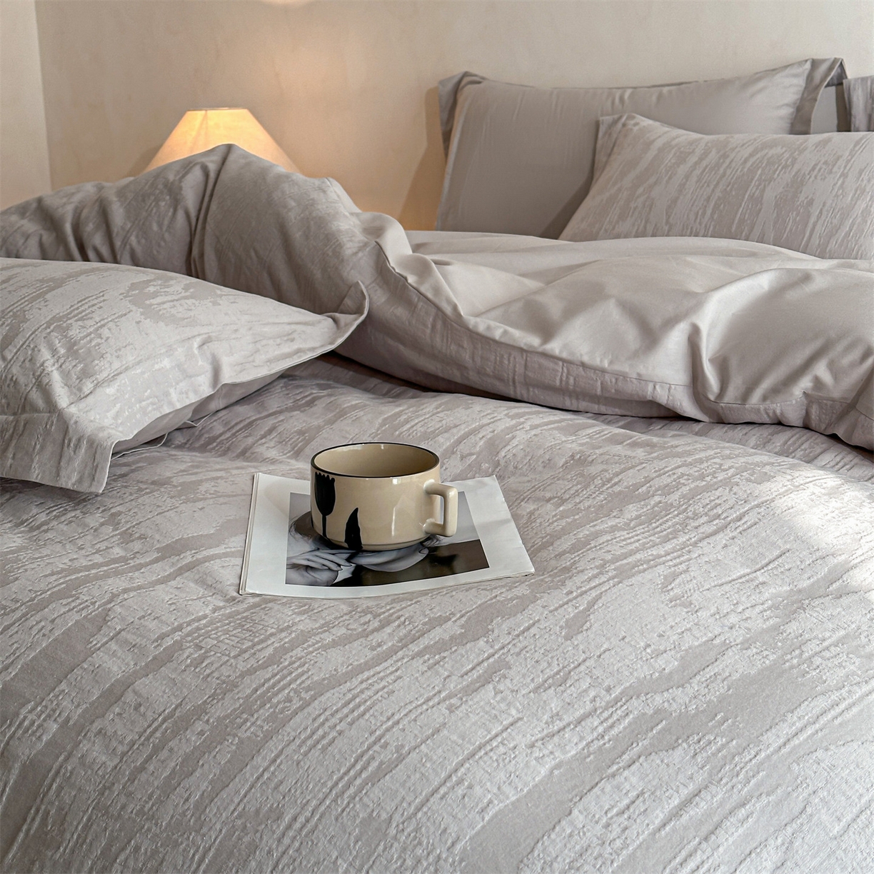 91家纺网 家纺一手货源 找家纺 笙意家纺 2025新款全棉纯棉60水洗亮面浮雕立体提花四件套 里约-银灰