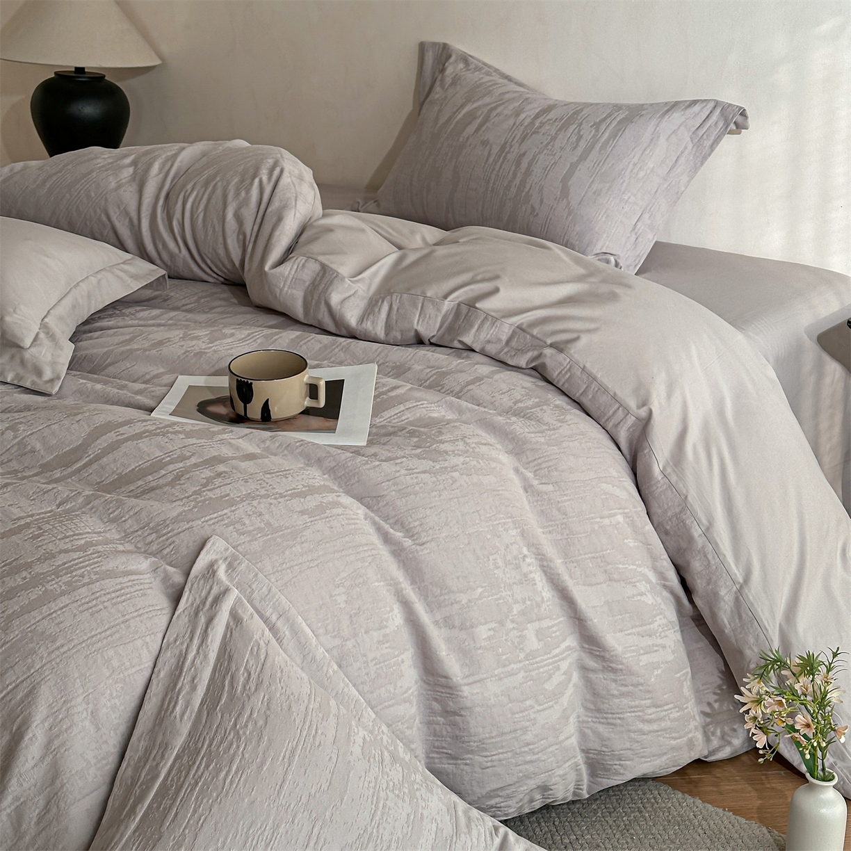 91家纺网 家纺一手货源 找家纺 笙意家纺 2025新款全棉纯棉60水洗亮面浮雕立体提花四件套 里约-银灰