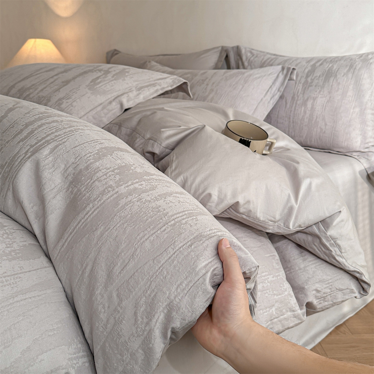 91家纺网 家纺一手货源 找家纺 笙意家纺 2025新款全棉纯棉60水洗亮面浮雕立体提花四件套 里约-银灰
