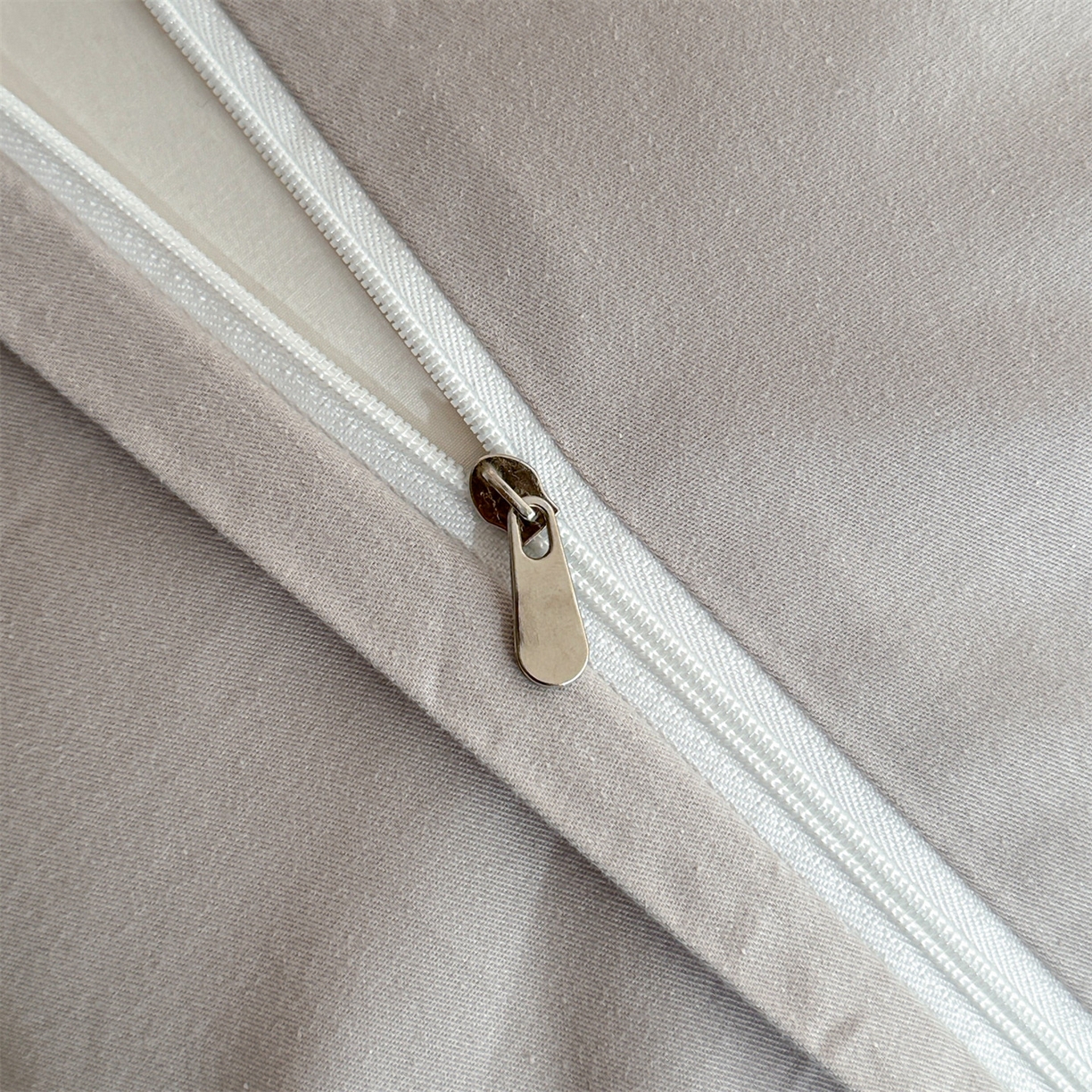 91家纺网 家纺一手货源 找家纺 笙意家纺 2025新款全棉纯棉60水洗亮面浮雕立体提花四件套 里约-银灰